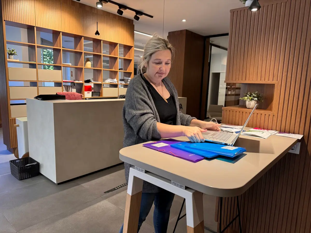 Elena Alonso Volostnova at her gestoría office in Valencia, Spain