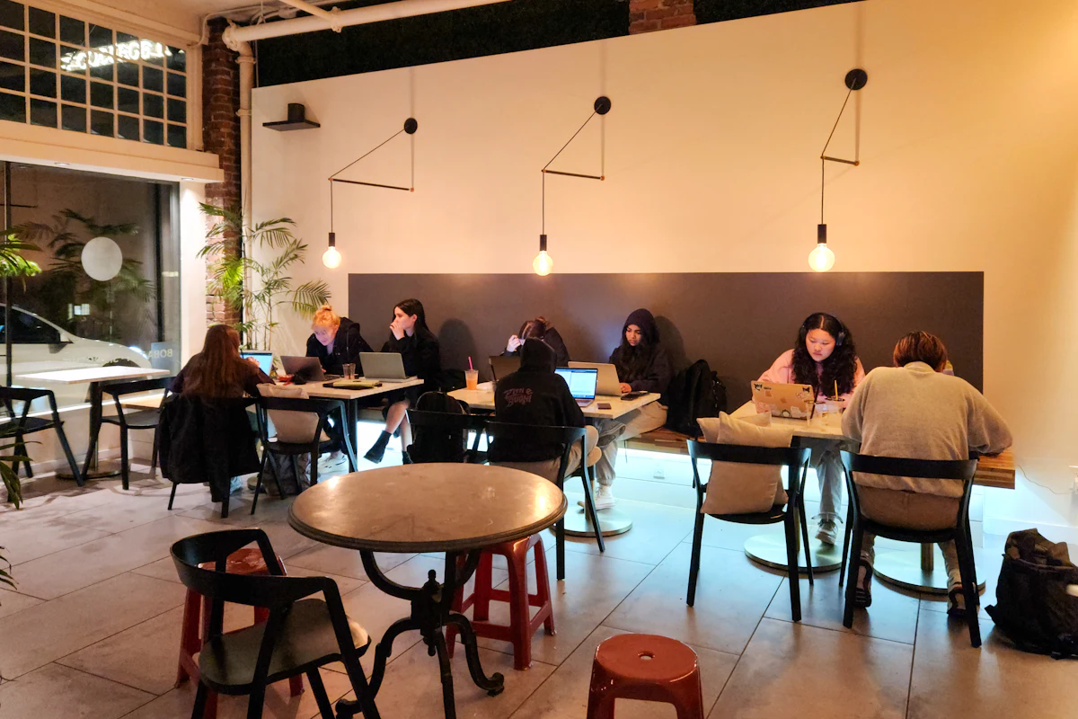 An American working remotely from a Valencia cafe on the Digital Nomad Visa